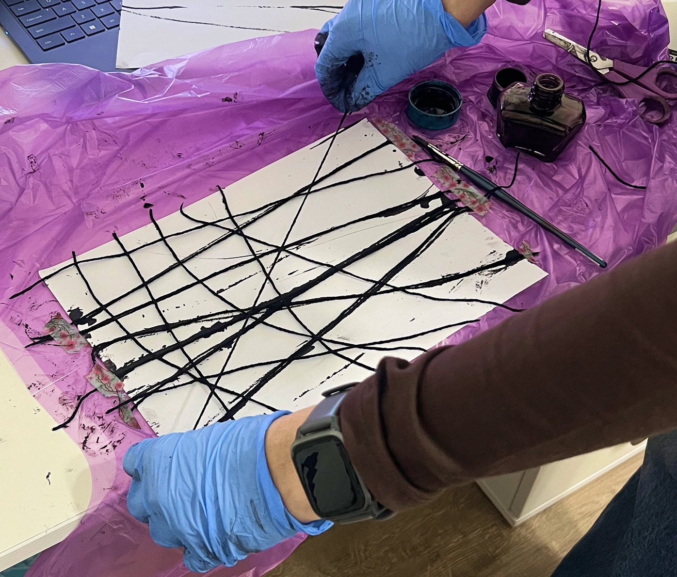 Printing the wandering paths using inked yarn