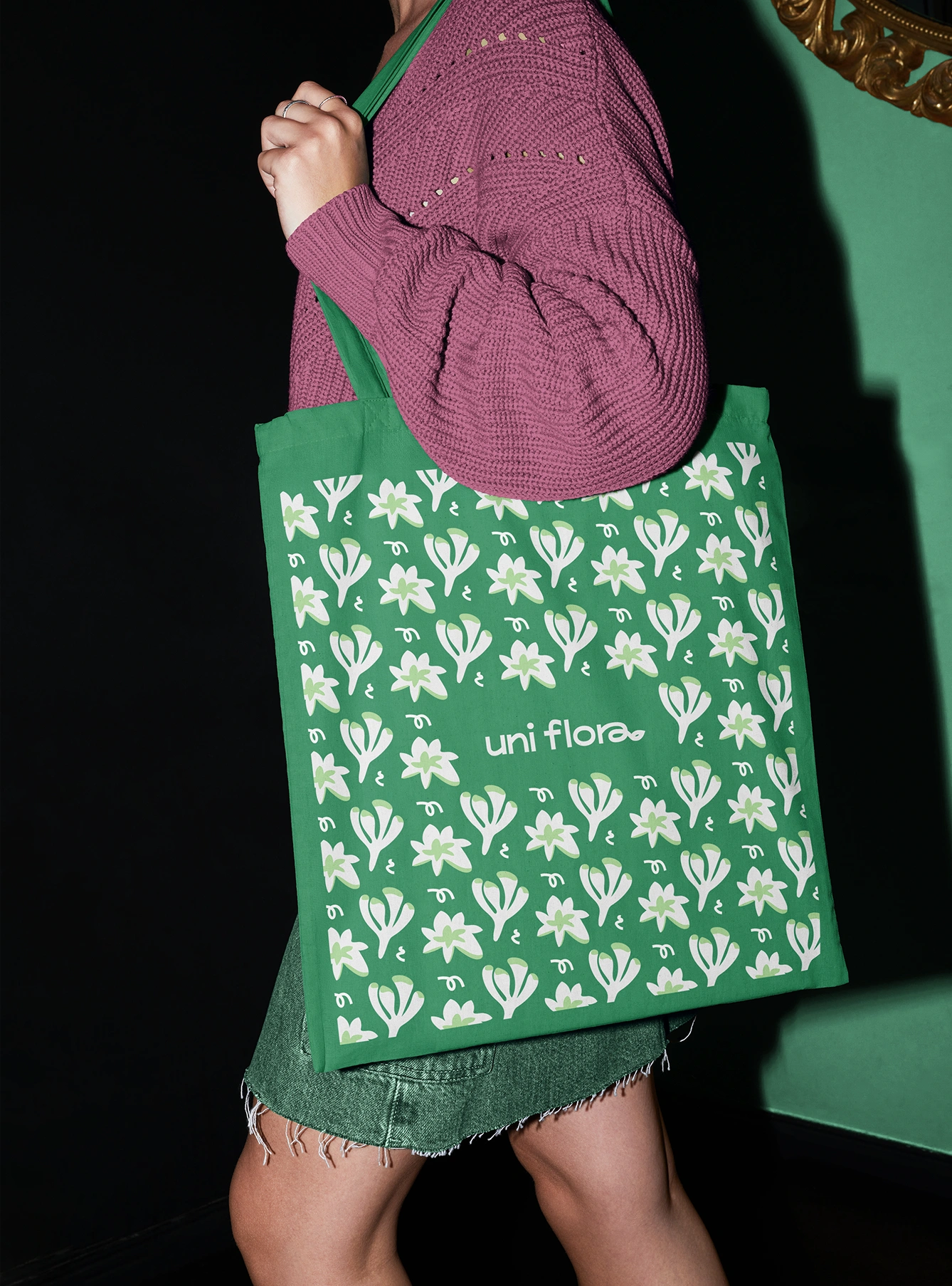 Patterned Uniflora tote bag carried by a customer
